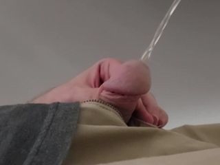 CosmicKastaway: Mijando em um posto de gasolina