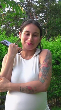 Sfida in un parco: la ragazza incinta accetta di usare un plug anale