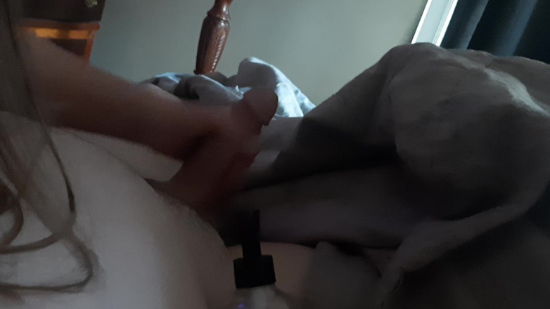 Silky Johnson: Handjob While Playing in Bed