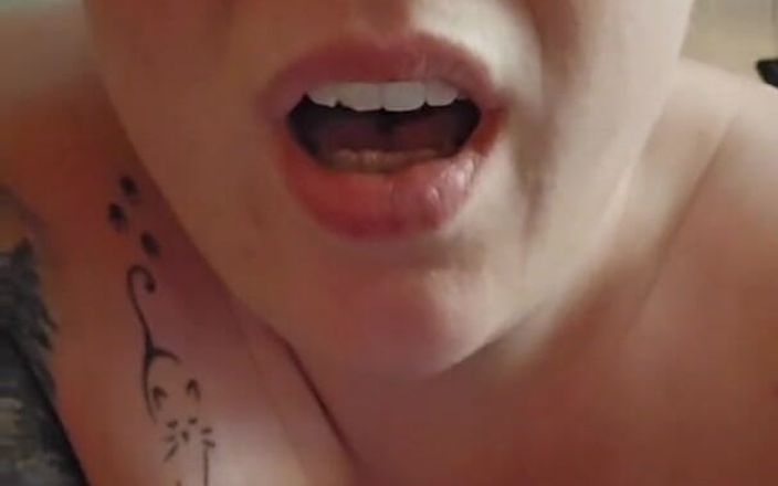 Jenn Sexxii: Une MILF sexy se fait baiser dans un gros gode