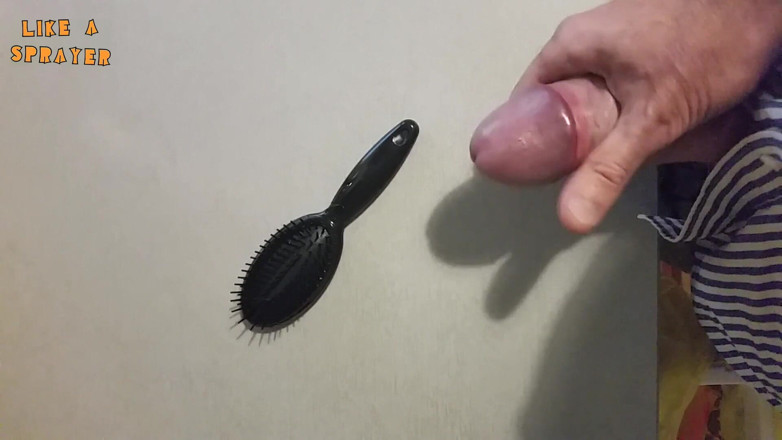 Like a sprayer: Handjob and cumshot on a haribrush