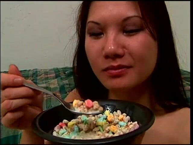 Asian Club: 大鸡巴在紧致的菊花里操这个美丽的大屁股亚洲吸烟女孩