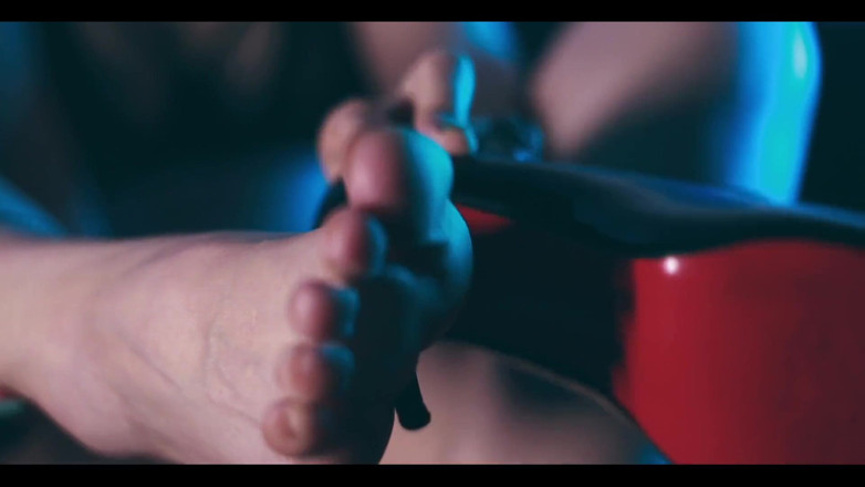 MariLou Moreira: 私がイクまでこの巨大なディルドで跳ねているのを見に来てください!パート1