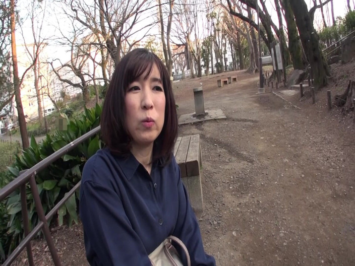 MBM3988: H078g04 a Cute Mature Woman Wrapped in a Chic Atmosphere!...
