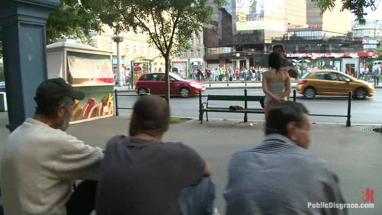 Public Disgrace by Kink: Boşalma yürüyüşü