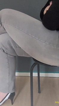 Tocco le dita deie in jeans attillati