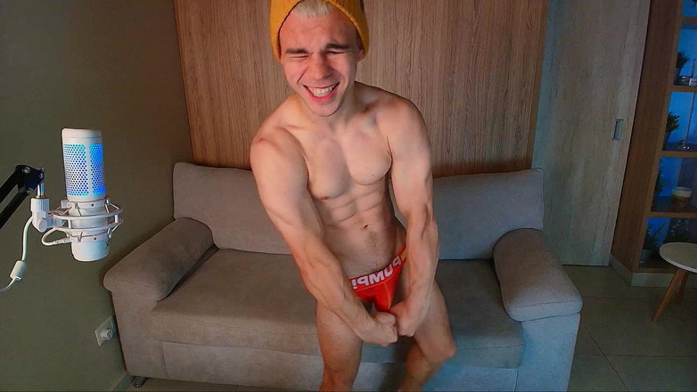 Max_Russell: 帅气的俄罗斯小伙子展示他的肌肉和臀部