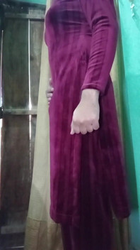 Indische transgender Gaurisissy ziet er sexy in roze Salwar Kurta uit als een hoerenhuisvrouw