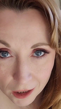Une MILF Squirteuse De Taille Reine Se Fiste