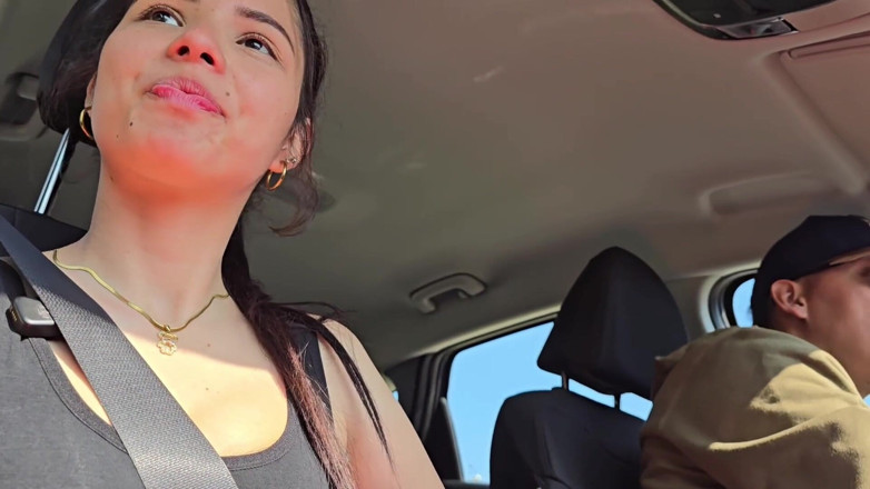 Passionsecret07: 我的继父在发现了我的秘密后提议我在车里做爱