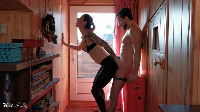 Wet Kelly: Baise à sec avec legging transparent et éjaculation sur le cul