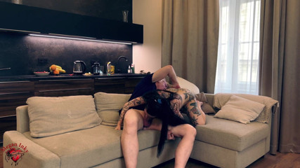 Megan Inky: Megan Inky yaşlı bir adamla evinde kanepede sikişiyor