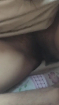 Škádlení jeho sexy mladých rodilých přítelkyní na vysoké škole, tiskly půlky a jeho šukání
