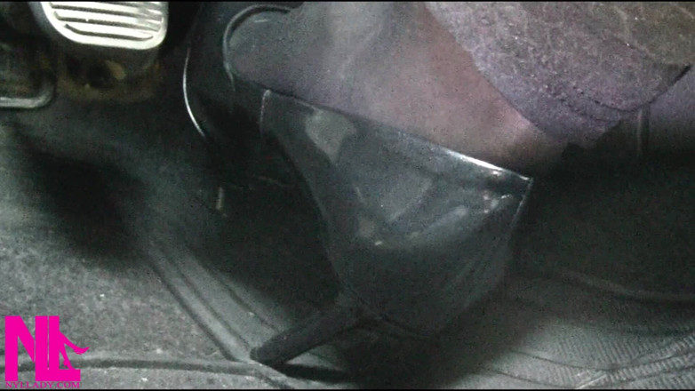 Nyllady: Revving e driving em meia-calça preta e salto alto cinza
