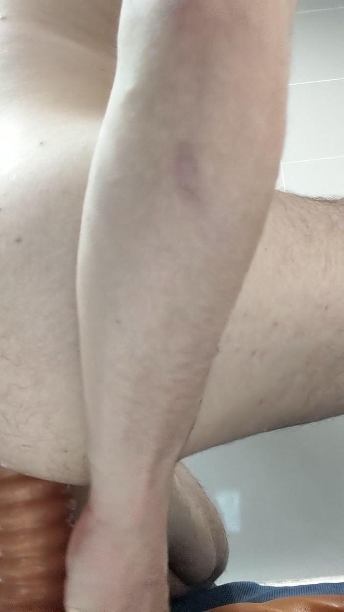 Mike Bi: Ascund un dildo uriaș în fund