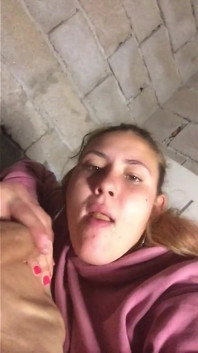 Latina menina grava histórias chupando pau