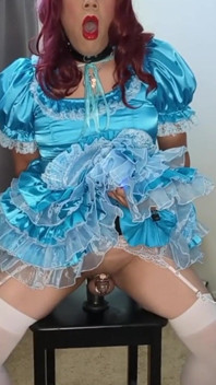 Sissy candy cavalca molti dei suoi enormi dildo