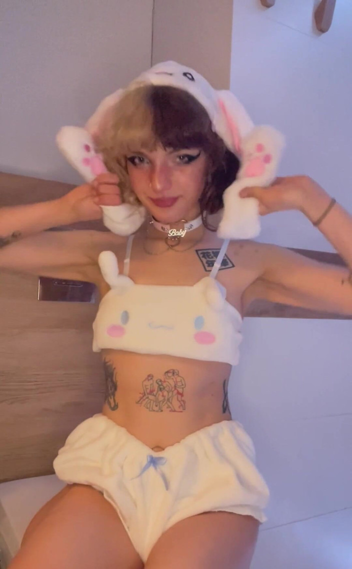 Soft Vulgar: Jak se ti líbí tento malý outfit? Je to super...