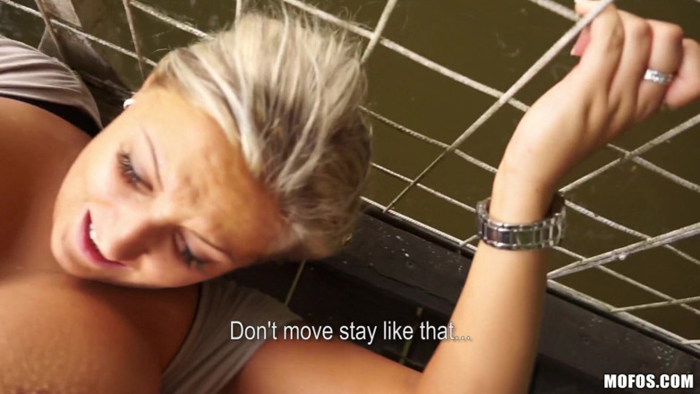 Public Pickups: Pickups - Big Tit Curvy Crystal Swift blir randy på en...