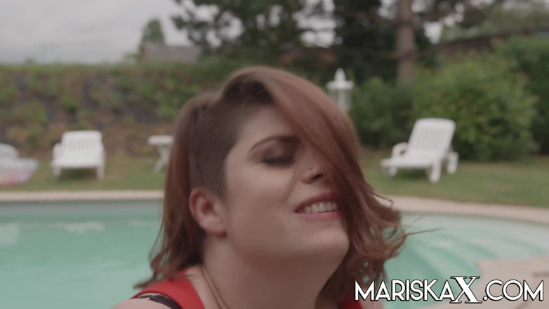 Mariska x: Futând băiatul de la piscină