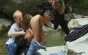 German Threesome: Chicas alemanas intercambiando leche disfrutan follando en el bosque