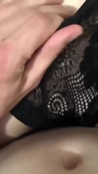 Une fille enceinte pénètre la chatte étroite de sa camarade de classe
