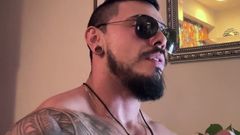 Reds and Muscles: 我喜欢这种氛围，非常男子气概！