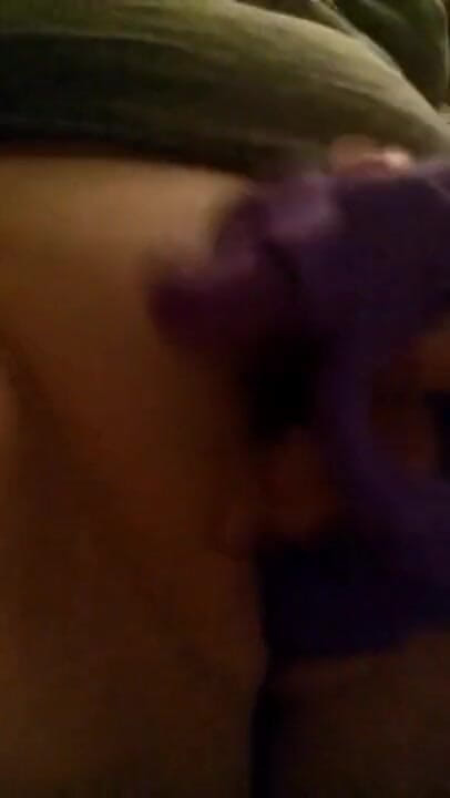 Hotwife0333: Eu mă masturbez cu vibratorul meu în timp ce soțul este...