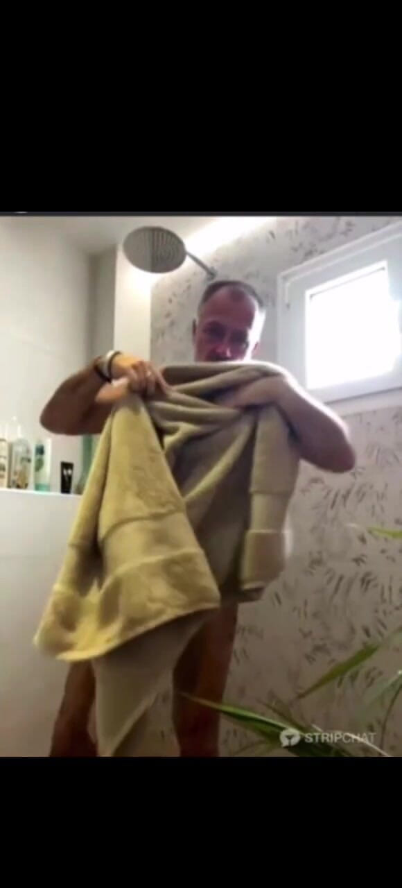 Daddybearvlc: O altă zi, un alt duș, o altă masturbare. Vă...