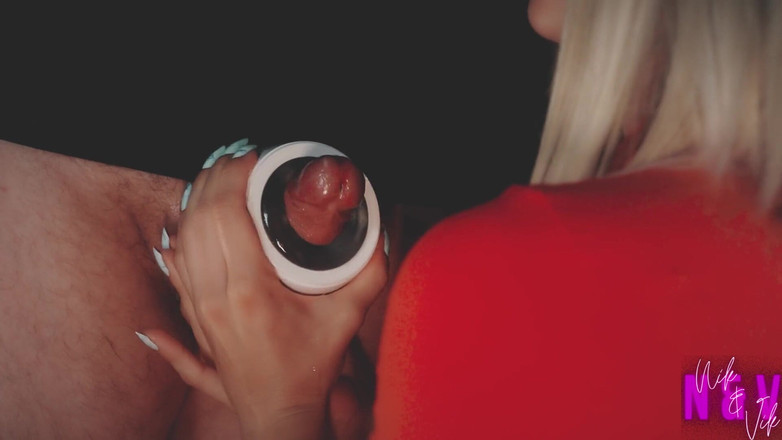 NikAndVik: 金发女孩用完美的双手自慰器打手枪