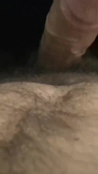 Une salope mince prend une grosse bite au fond d'elle