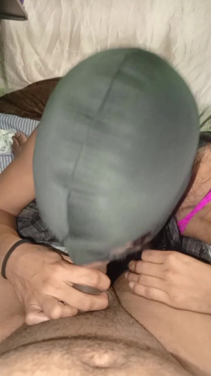 Skinnydanie21: Moja przyrodnia siostra ssie mojego kutasa i prosi mnie, żebym ją...