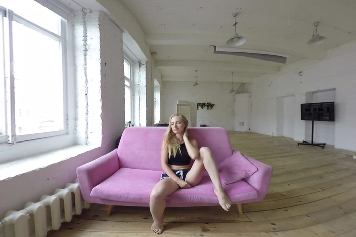 StasyQVR: Apertada loira de manhã striptease