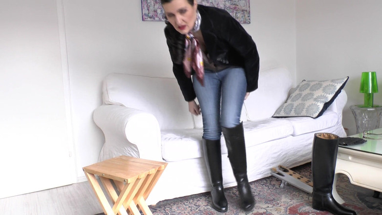 Lady Victoria Valente: Stiefel wechseln und schwarze socken riechen pOV, lady victoria valent