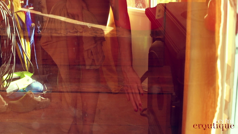 Eroutique: 야외 오르가즘을 느끼는 빅토리아 강아지