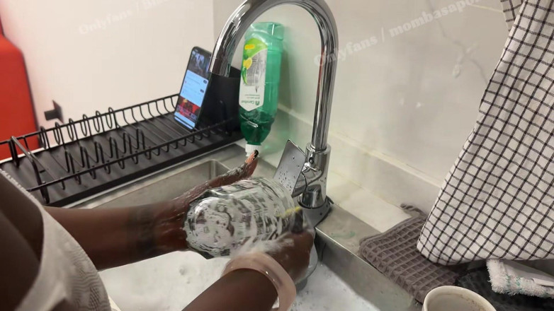 mombasapornstar: Gran culo de Blackminaj follado en la cocina (video completo)