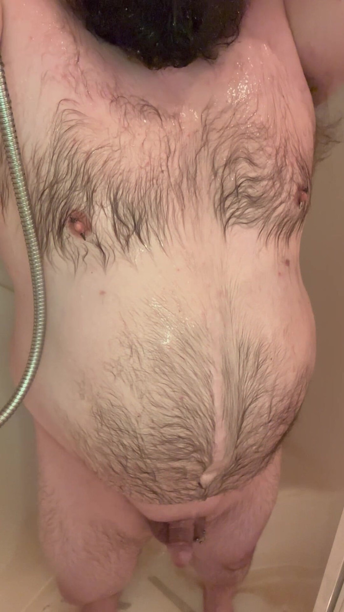 Chubby Freak: Knubbig pappa duschar och rengör dildo och avsugning leksak