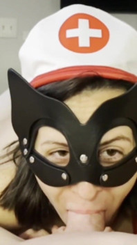 Seksi hemşire hastanın mavi boğazıyla iyileştiriyor ve her damlasını yutuyor