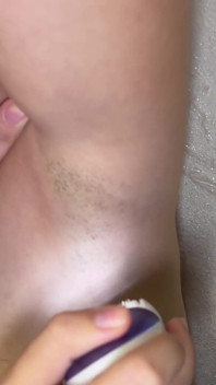 Si rasa le ascelle pelose! Depilazione! Epilazione di ascelle con un Epilatore!