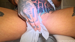 Yourfavecumslut: Xixi desespero em meu quarto de hotel