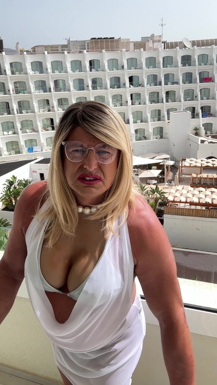Kelly CD 2022: Sexy Crossdresser kellycd2022 de férias em meu biquíni prateado