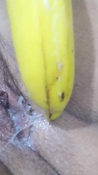 Eu Enfio a Banana Na Minha Buceta Quente