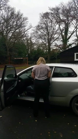 Julie Cunningham: Julie Cunningham tempat letak kereta berbogel di luar rumah