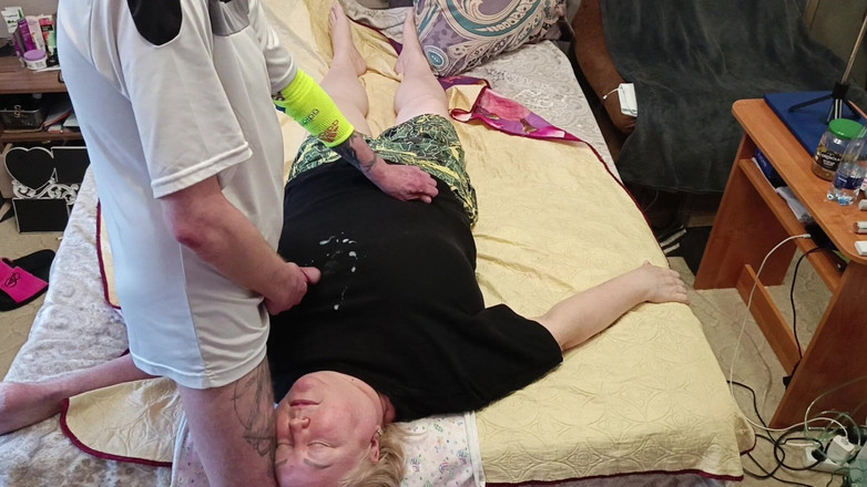 Zona901: Îmi masturbez pula și îmi fut mama vitregă în gura mea pentru a...