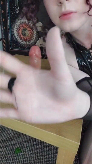 NuniCult: Goth femboy kommt beim reiten und leckt alles