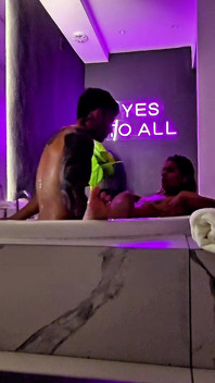 Za kamerą w jacuzzi motelu. Masturbacja i seks.