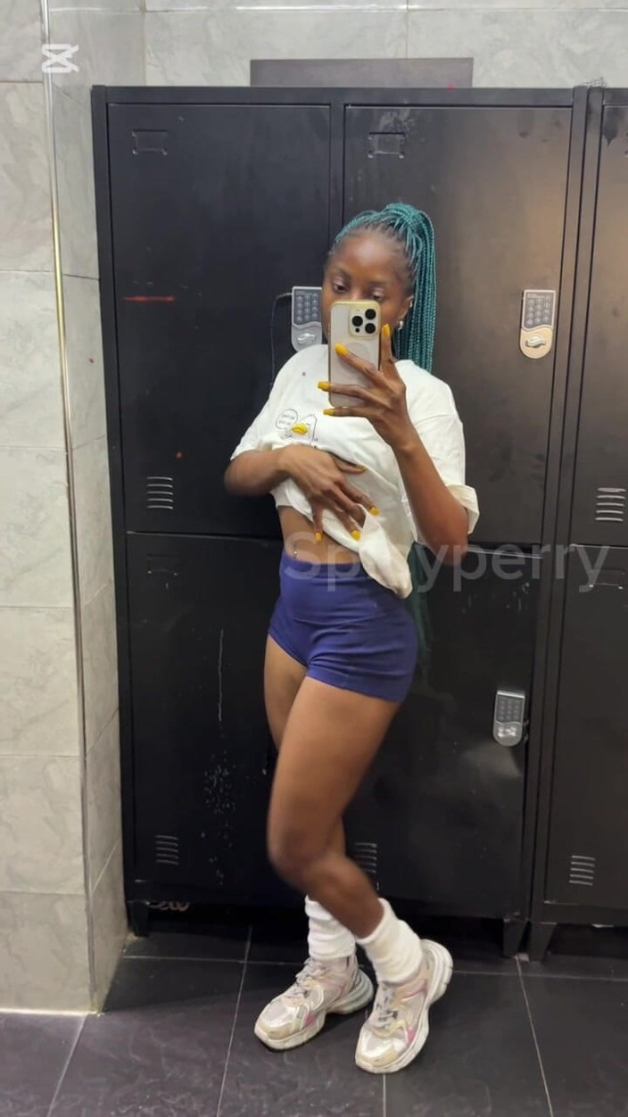 Spicy perry: J’exhibe mon cul dans des toilettes publiques.