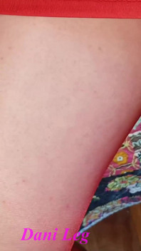 Dani Leg est la dame en rouge