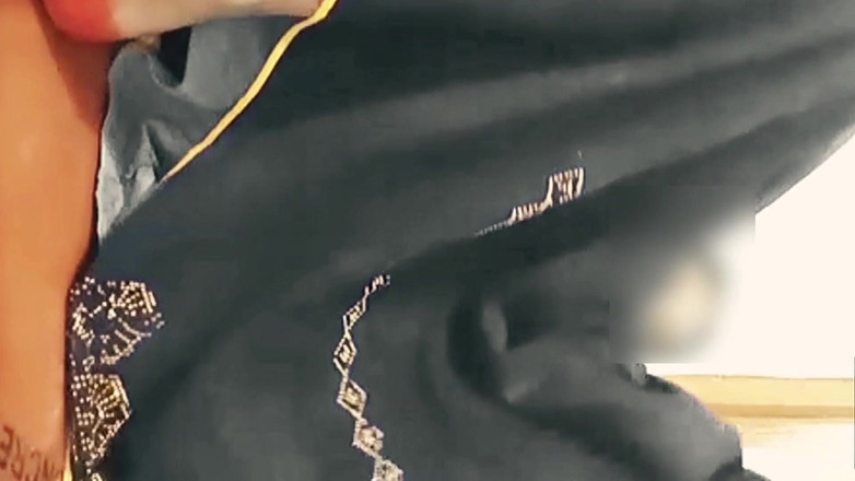 DesiBurChudai: 보지에서 핑거링하고 싶어하는 인도 마을 하우스 와이프