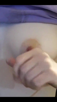 Nippelspiel, masturbation, nippelorgasmus beim porno gucken